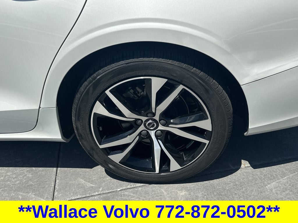 2024 Volvo S60 B5 Core Dark Theme