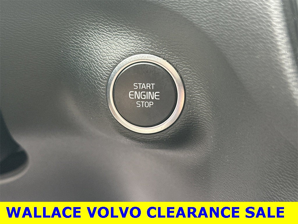 2024 Volvo XC40 B5 Plus Dark Theme