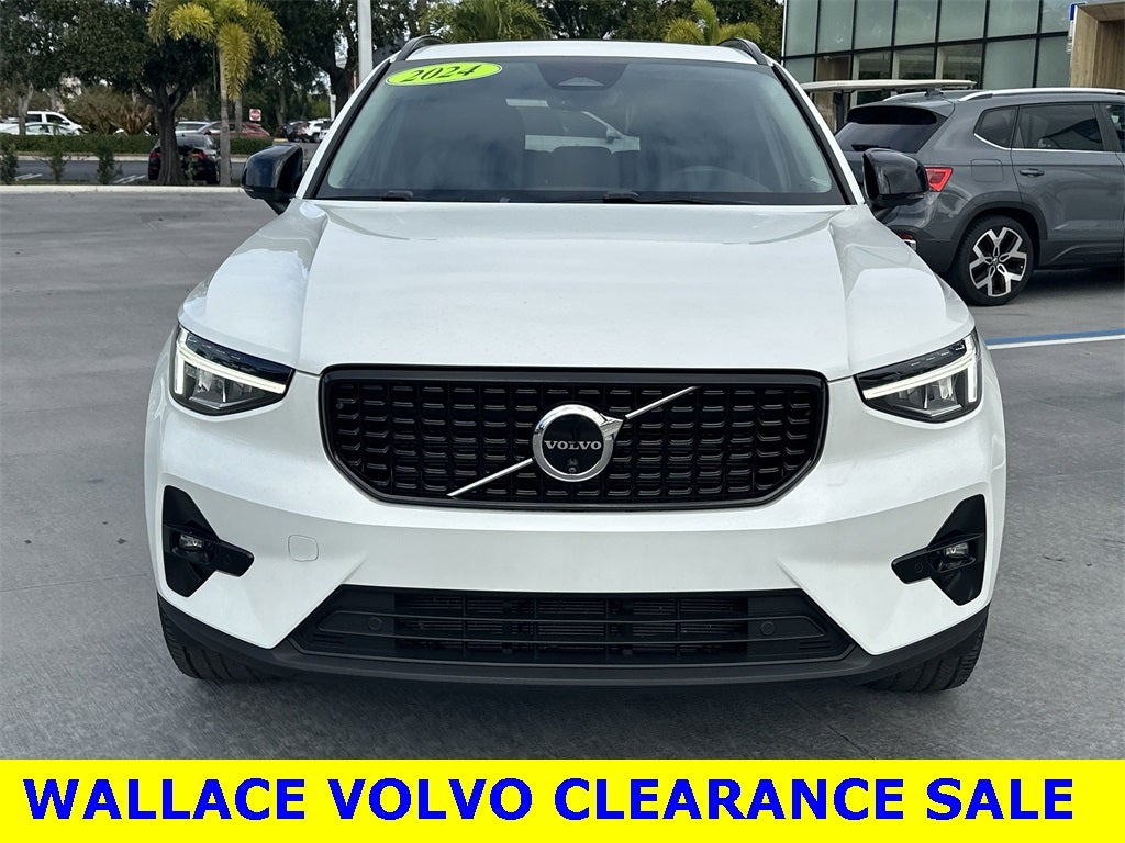 2024 Volvo XC40 B5 Plus Dark Theme