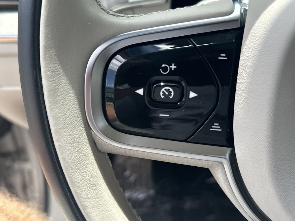 2024 Volvo XC60 B5 Plus Dark Theme