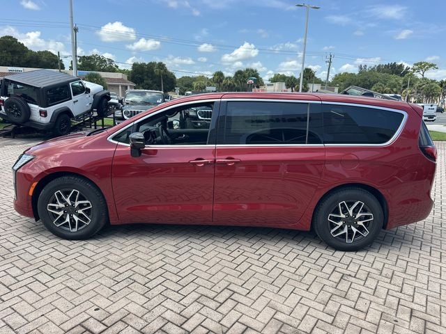 2027 Chrysler Pacifica Limited