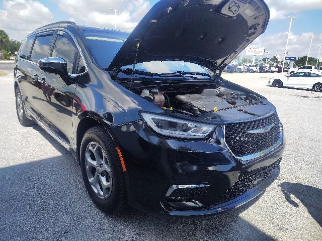 2022 Chrysler Pacifica Limited's photo
