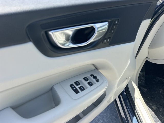 2023 Volvo XC60 Plus Bright Theme